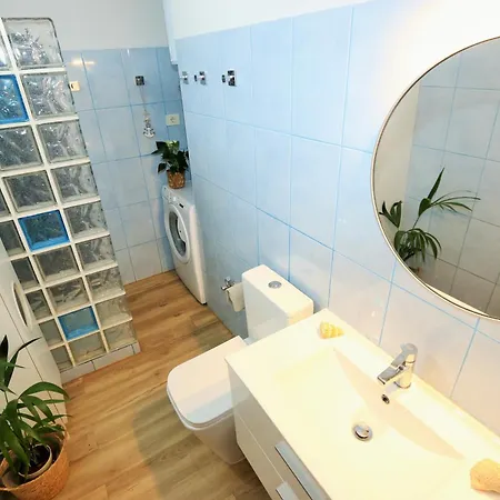 Center - Close To The !